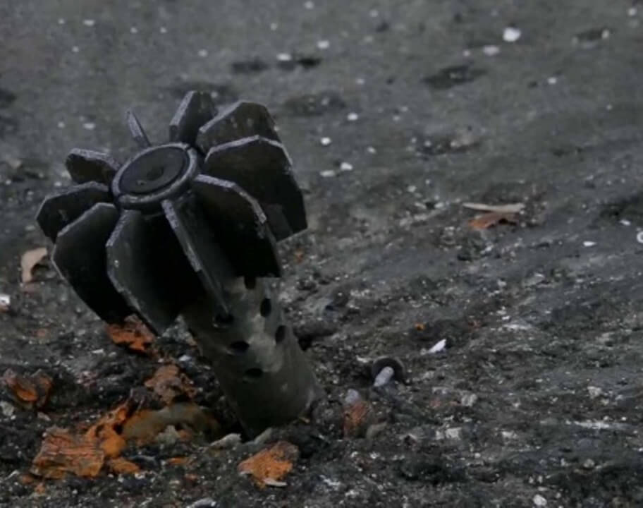 Как вести себя при обстреле на улице. Большинство снарядов взрываются после удара о землю, при этом осколки разлетаются на высоте 30-50 см. Фото.