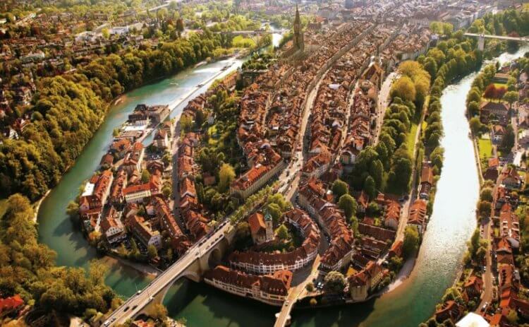 Самая стабильная валюта в мире. У Швейцарии нет официальной столицы, но де-факто ей считается город Берн. Фото.