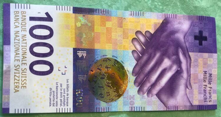 Самая стабильная валюта в мире. Банкнота номиналом 1000 франков. Фото.