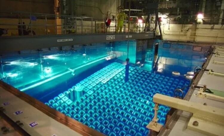 Что такое отработавшее ядерное топливо? Бассейн выдержки ядерного топлива. Фото.