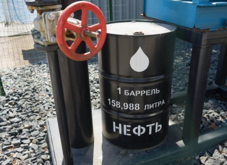Что влияет на стоимость нефти? Объем нефти измеряется в баррелях (1 баррель = 158,988 литров). Фото.