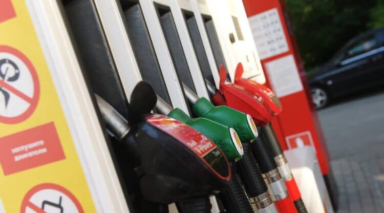 Как цена нефти влияет на нашу жизнь? Цена нефти напрямую влияет на стоимость бензина. Фото.