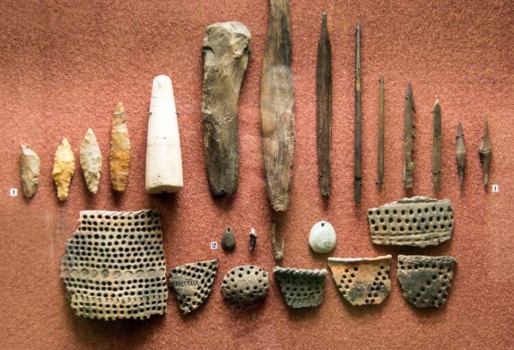 Почему древние люди пользовались старыми инструментами, а не создавали новые? Некоторые инструменты труда древности использовались людьми повторно, но почему? Фото.