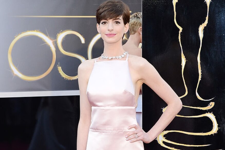 Для чего нужна красная дорожка? Актриса Энн Хэтэуэй на красной дорожке. Фото.