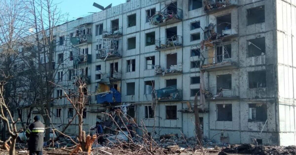 Как себя вести, если обстрел застал дома. От ударной волны в зданиях вылетают стекла, которые могут стать причиной смертельного ранения. Фото.