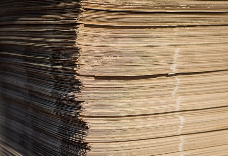 Для придания бумаге разных свойств, используются химикаты. Фото.