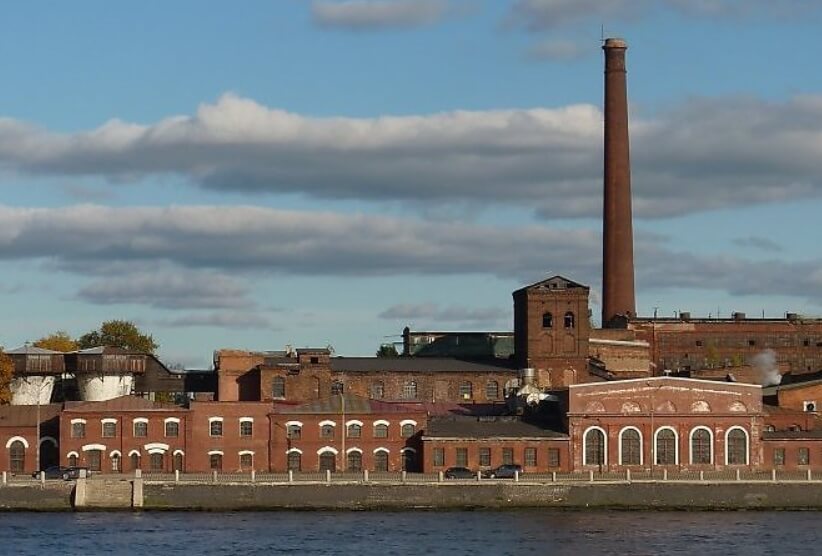 Бумажные фабрики обычно строятся на берегу водоемов. Фото.