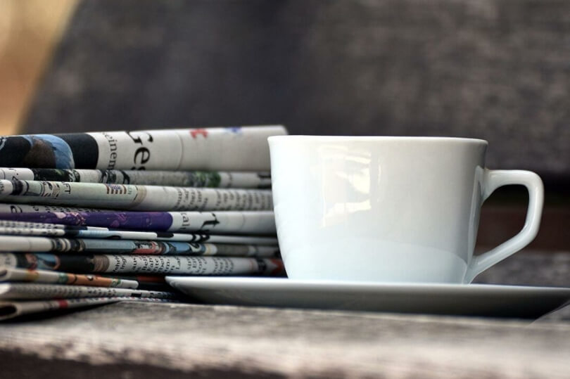 Газеты изготавливаются далеко не из самой лучшей бумаги. Фото.