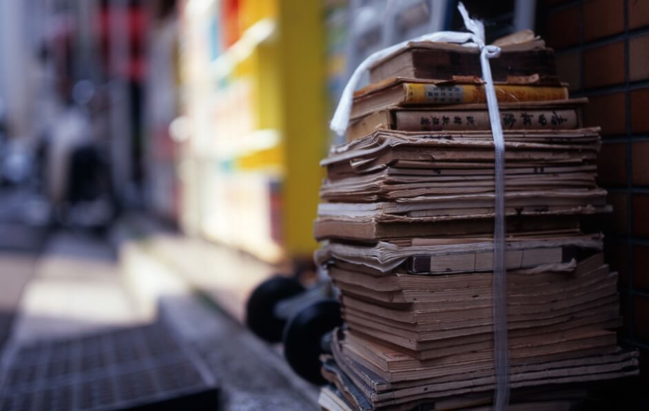 На сдаче макулатуры можно заработать немного денег. Фото.