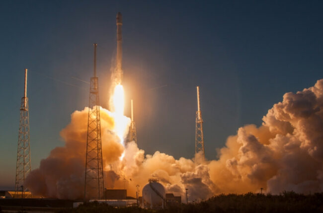 Какая ракета упала на Луну? Запуск ракеты-носителя Falcon 9 с климатической обсерваторией DSCOVR. Фото.