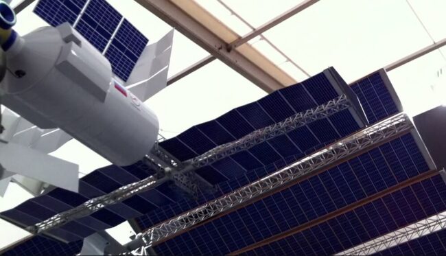 Запуск первого модуля может состояться в 2026 году. Модель Научно-энергетического модуля на выставке ILA 2012. Фото.