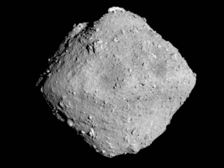 Ученые раскрыли секрет происхождения астероида Рюгу. Миллионы лет назад астероид Рюгу мог быть кометой. Фото.