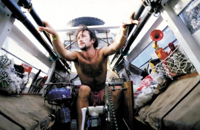 Джейсон Льюис плывет при помощи педальной лодки. Фото.