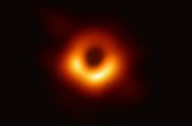 Слияние и поглощение. Сверхмассивные черные дыры состоят из достаточного количества материи, перевешивая своих собратьев размером со звезду в миллионы раз. Фото.