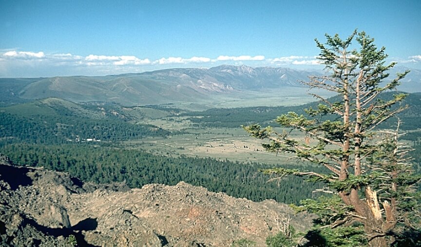 Риск извержения супервулкана в будущем. Окрестности кальдеры Лонг-Валли. Фото.