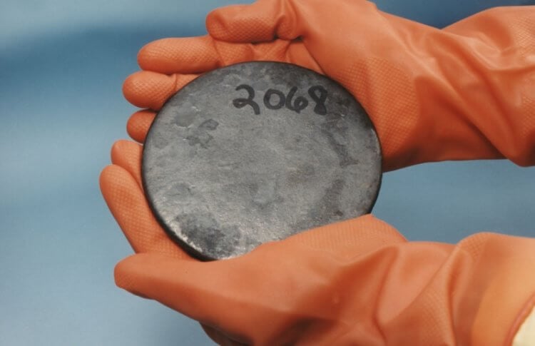 Как добывается радиоактивный уран и для чего он используется? Образец урана — нужного в промышленности, но опасного для здоровья химического элемента. Фото.