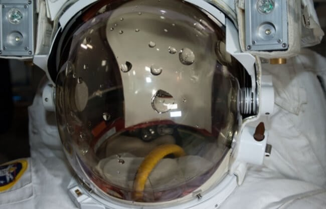 Астронавты NASA вышли в открытый космос и обнаружили воду в скафандре. Фото.