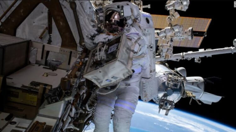 Астронавты NASA вышли в открытый космос и обнаружили воду в скафандре