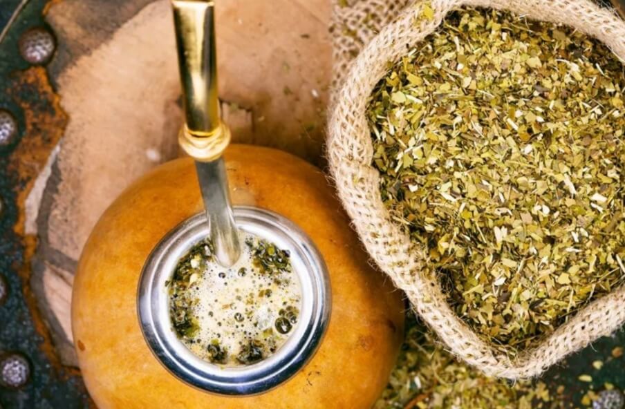 Вредность чая йерба мате. Чтобы снизить вредность чая йерба мате, можно пить его охлажденным. Фото.