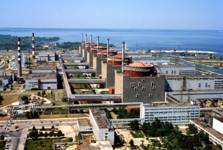 Запас прочности атомных станций: насколько опасны обстрелы и теракты? Запорожская АЭС — самая крупная в Европе атомная электростанция. Фото.