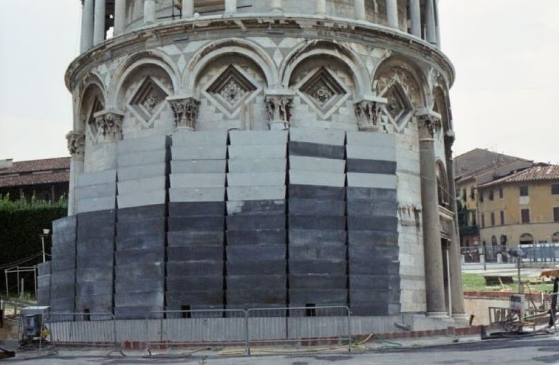 Первый этаж Пизанской башни. Фото.