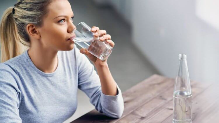 Поддержание водного баланса может снизить риск сердечной недостаточности. Потребление большого количества воды снижает риск развития сердечной недостаточности. Фото.