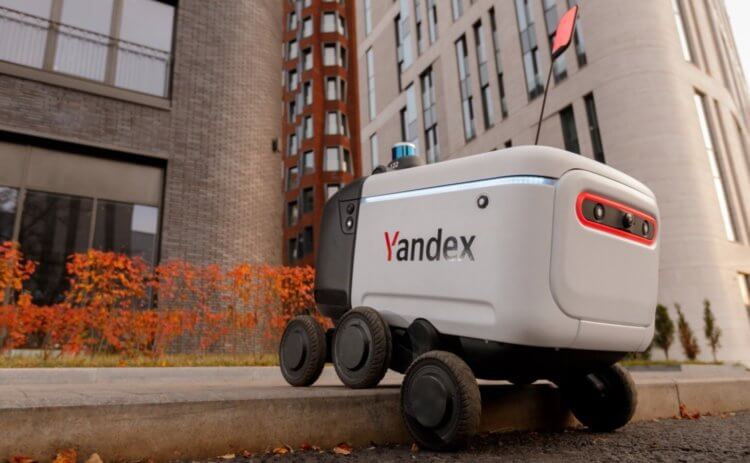 Первый робот курьер Яндекса. Робот может преодолеть не все препятствия, но на что-то способен и он. Фото.