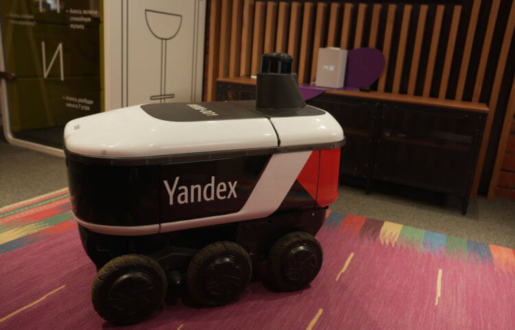 Робот-доставщик и беспилотный автомобиль. Приходите посмотреть на него. Это интересно. Фото.