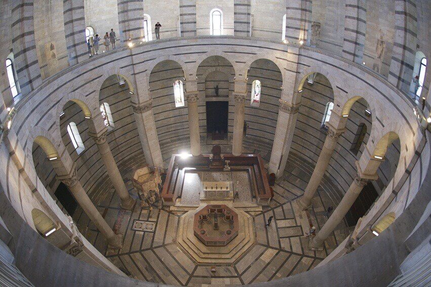 Вид Пизанской башни внутри. Фото.