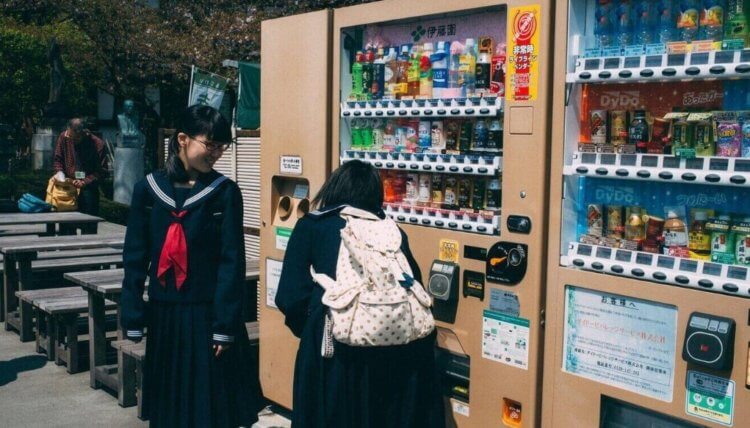 Торговый автомат. Торговые автоматы популярны во всем мире. Фото.