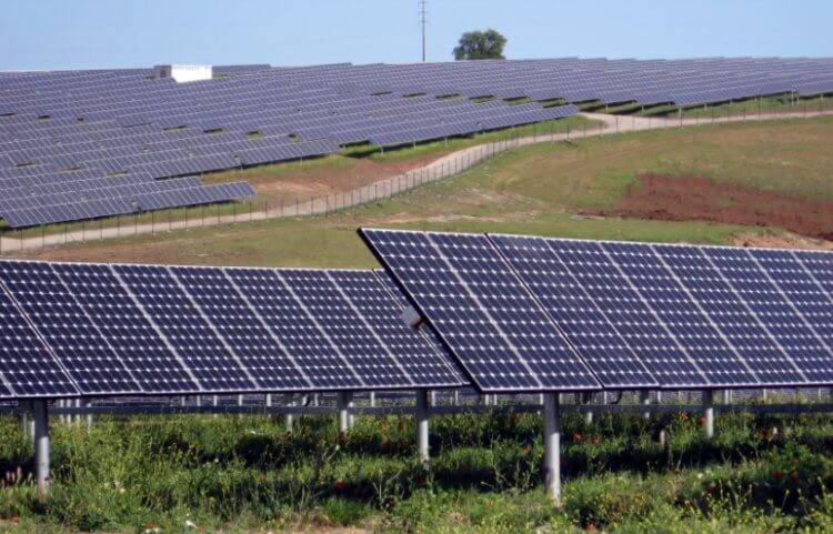 Солнечные батареи. Современная солнечная электростанция. Фото.