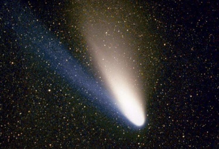 Самые большие кометы в космосе. Комета Хейла — Боппа на снимке 1997 года. Фото.