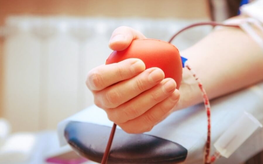 Некоторые пожарные спасают жизни не только во время пожаров, но и путем донорства крови. Фото.