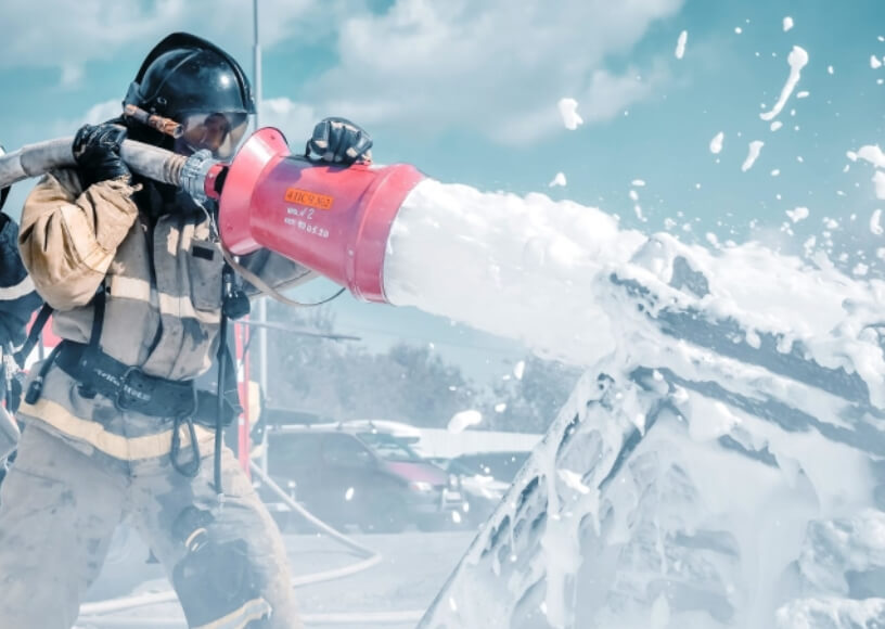 Пожарная пена содержит в себе огромное количество PFAS. Фото.