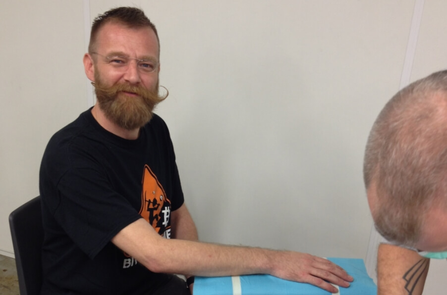 Мартейн Висмейер готовится к имплантации чипа. Фото.