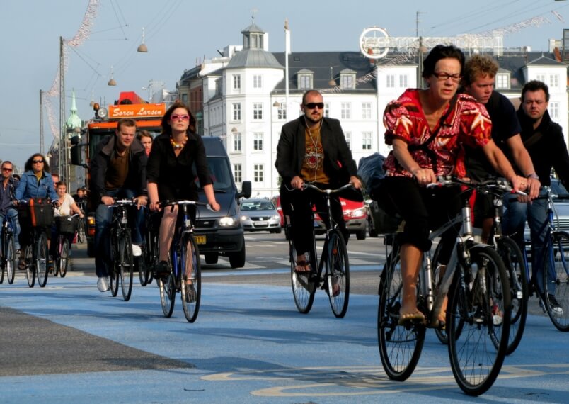 Безо всяких сомнений, в современных городах должно быть больше парков и велосипедных дорожек. Фото.