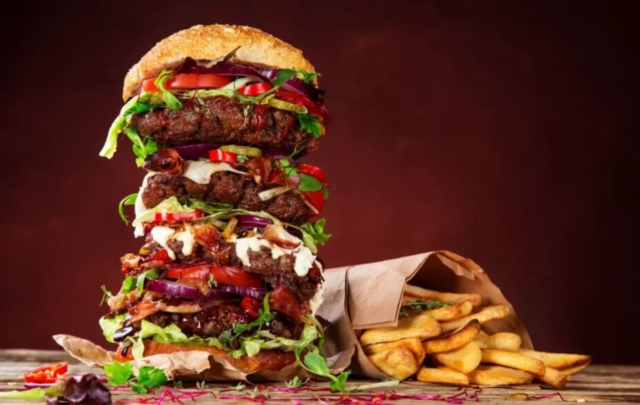 От вредной пищи людям бывает очень трудно отказаться, потому что она, как назло, очень вкусная. Фото.