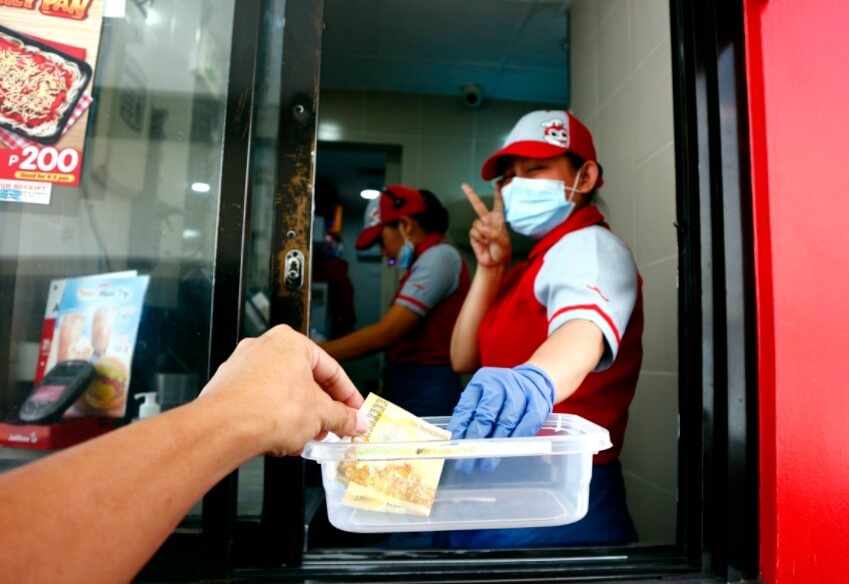 Жители городов ежедневно едят вредную пищу и мало двигаются. Фото.
