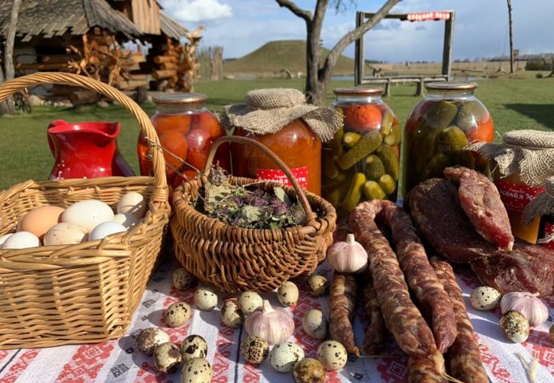 При необходимости, жизнь в деревне может обеспечить всеми нужными продуктами питания. Фото.