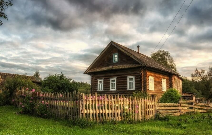 Дома в деревне бывают в разном состоянии, от этого и зависит цена. Фото.