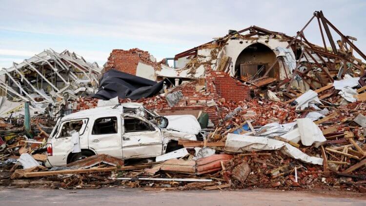 Атмосферный шторм. Последствие торнадо в США – в 2021 году был полностью разрушен город Мэйфилд в штате Кентукки. Фото.
