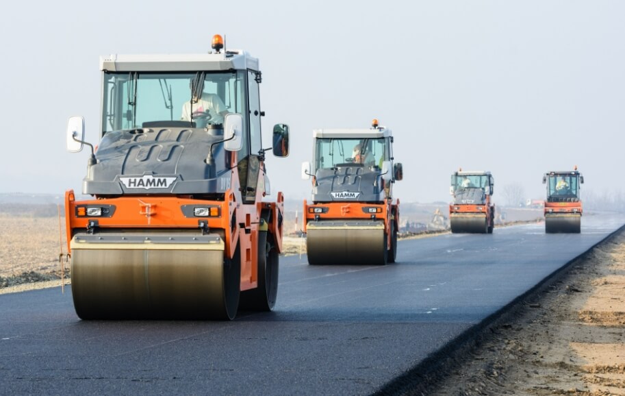 Укладка асфальта стоит дешевле, но такие дороги быстрее разрушаются. Фото.