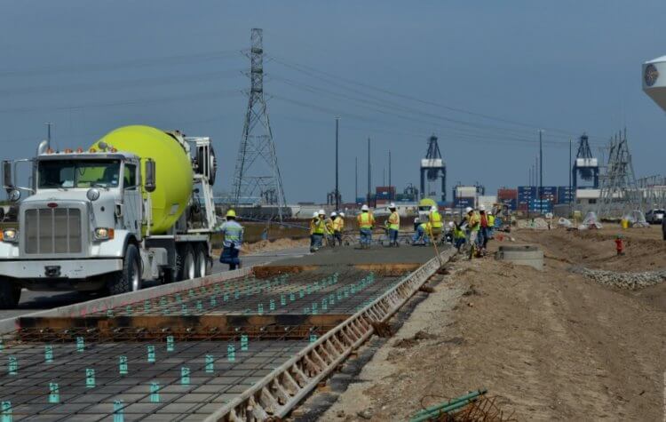 Причины отсутствия бетонных дорог в России. Укладка бетонной дороги требует много денег, времени, рабочих и специальной техники. Фото.