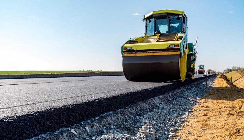 Большинство дорог в России асфальтовые, но их качество временами сильно страдает. Фото.