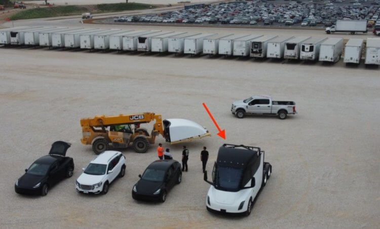 Когда Tesla Cybertruck выйдет в продажу? Грузовик Tesla Semi на заводе в Техасе. Фото.