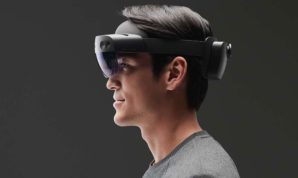 Шлем HoloLens на голове человека. Фото.