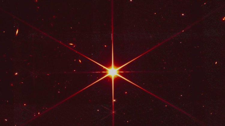 Хаббл сфотографировал звезду возрастом почти 13 миллиардов лет. Астрономы полагают, что Эарендель вскоре после рождения Вселенной, задолго до того, как Вселенная была заполнена тяжелыми элементами, образовавшимися в результате гибели массивных звезд. Фото.