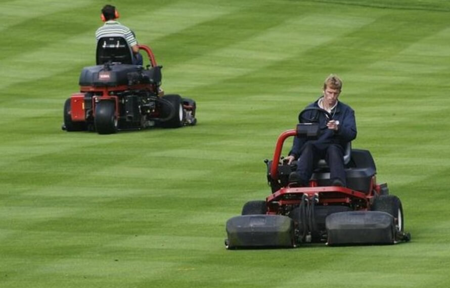 Профессия гринкипер. Судя по всему, гринкиперам дают покататься на таких машинках. Фото.