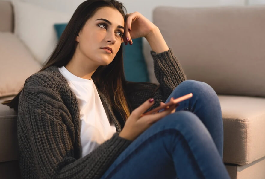 Причина синдрома фантомных вибраций. Фантомные вибрации часто ощущают люди, ожидающие звонка или сообщения. Фото.