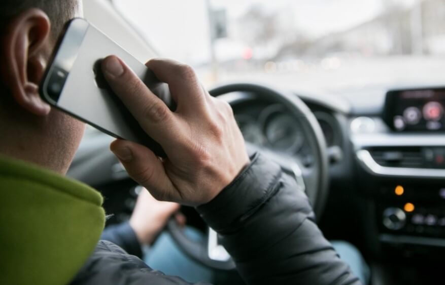 Влияние смартфонов на нашу жизнь. Иногда фантомные вибрации могут отвлекать, что особенно опасно во время вождения. Фото.